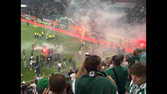 Skandal! Kibice przerwali wielkie derby, musiała interweniować policja [WIDEO]