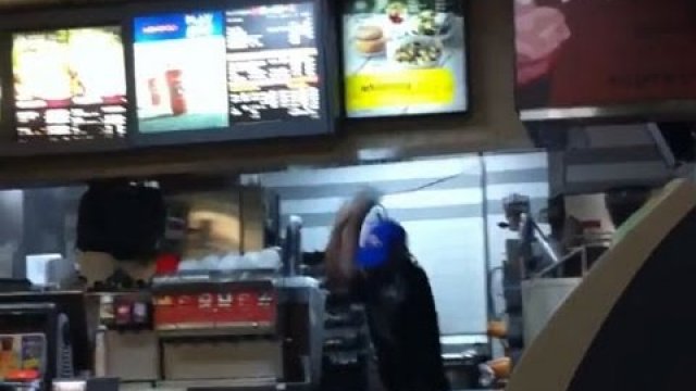 Kasjer McDonalda pokonuje dwie kobiety po tym, jak podskakują za ladę i atakują go
