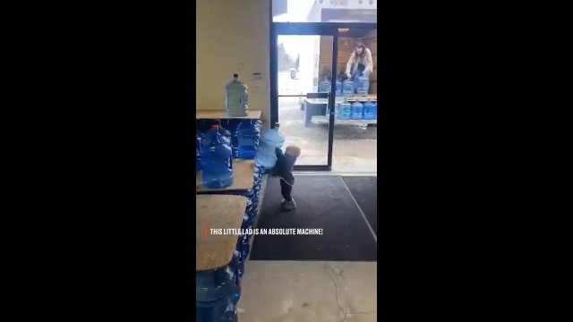 Mały chłopiec kontra butle po wodzie. Młody pomaga rodzicom jak tylko może