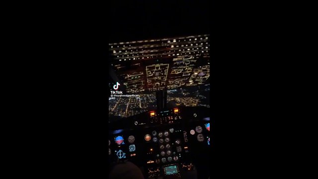 Tak wygląda widok z kokpitu samolotu nocą