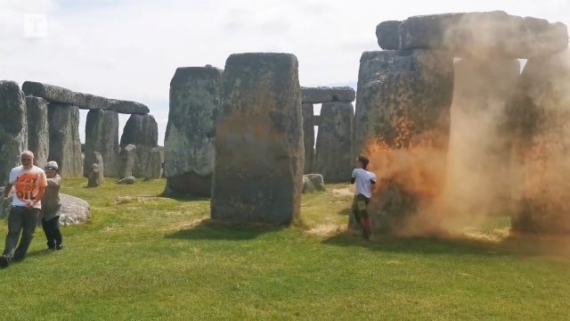 Aktywiści z Just Stop Oil spryskali farbą kamienny krąg Stonehenge [WIDEO]