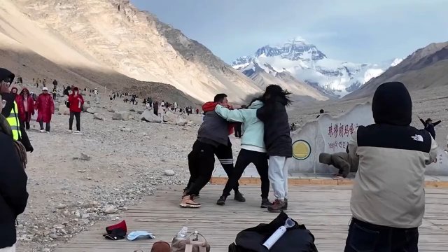 Bójka pod Mount Everest. Turyści pokłócili się o najlepsze miejsce do zdjęcia