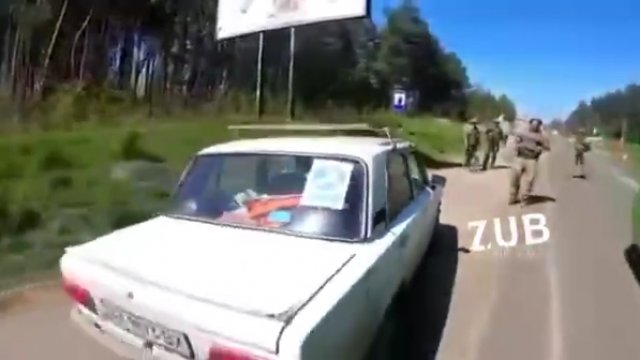 Ukraińscy żołnierze aresztują ukraińskiego policjanta za pobieranie haraczy