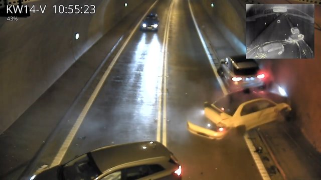 Wariat w żółtym gruzie spowodował poważny wypadek w tunelu w Lalikach