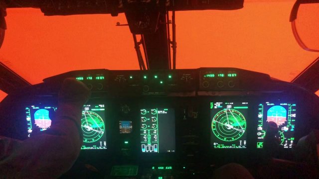 Widok z kabiny C-27/C-130 w czasie pożarów w Australii