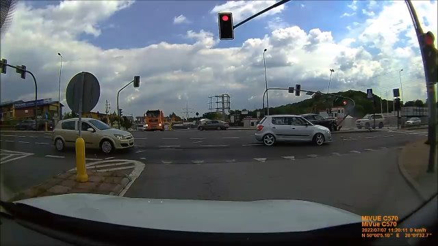 Kierowca przypomniał sobie że musi skręcić i doprowadził do wypadku w Krakowie