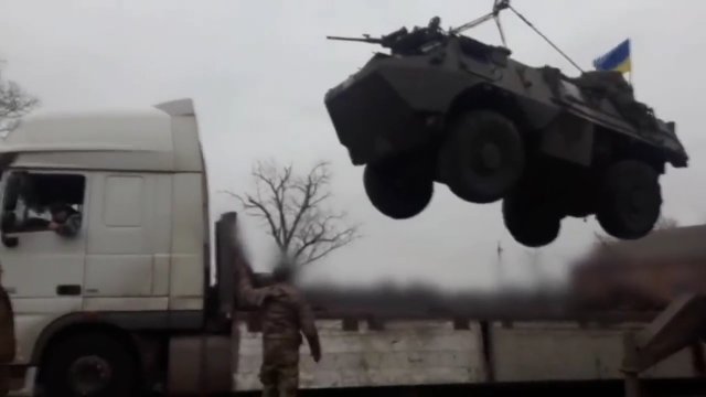 Dźwig upadł podczas załadunku francuskiego transportera opancerzonego na ciężarówkę na Ukrainie