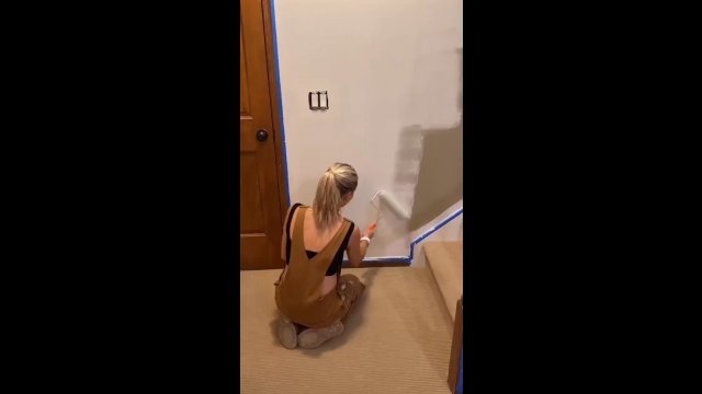 Blondynka napotkała problem podczas malowania ściany...