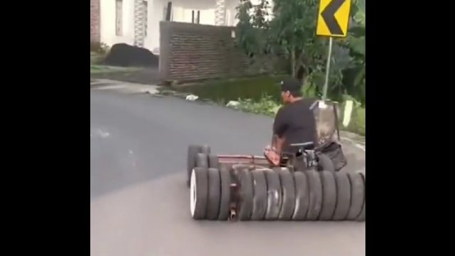 Nie było go stać na zakup samochodu, więc sam zbudował wielokołowy pojazd [WIDEO]