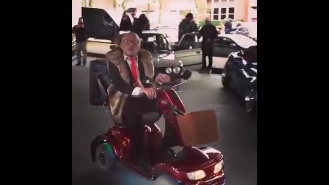 Wyluzowany dziadek wpada swoim wózkiem na zlot samochodowy [WIDEO]
