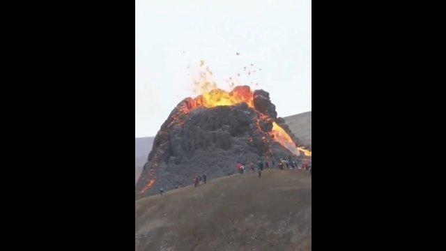 Niebezpiecznie atrakcja na Islandii. Turyści szturmują wulkan plujący lawą [WIDEO]