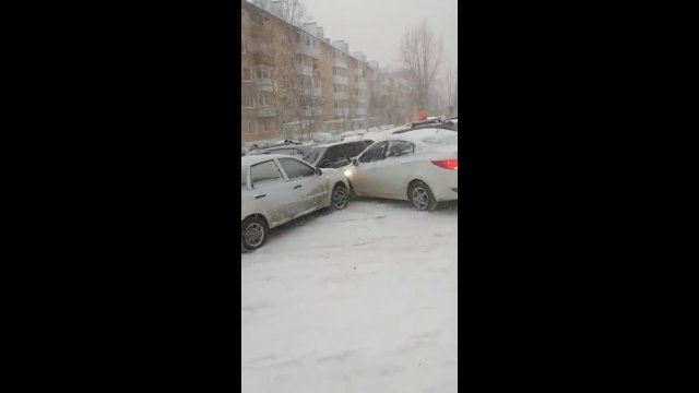 Śnieg w Rosji zaskoczył kierowców i doprowadził do potężnego wypadku