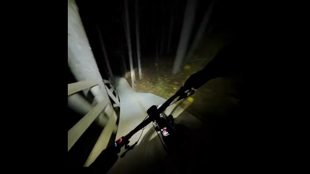 Facet nagrał swój ekstremalny zjazd rowerem w nocy