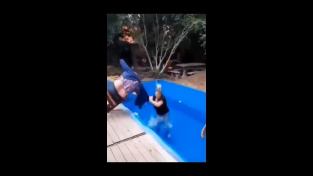 Chciał pchnąć kobietę do basenu. Nie spodziewał się, że ma ona taki refleks!