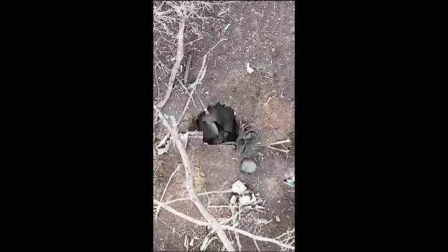 Bezpośrednie uderzenie w rosyjskiego żołnierza chowającego się w dziurze