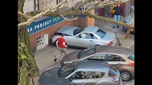 Mercedes rozbił się o kamienicę w Poznaniu. Kierowca uciekł w pośpiechu [WIDEO]