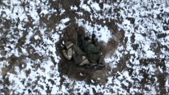 Dwóch rosyjskich żołnierzy znalezionych i machających na widok drona