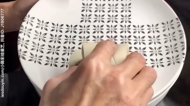 Ręczne dekorowanie talerza