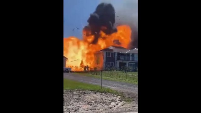 Wybuch wielkiego zbiorniku z gazem podczas akcji gaszenia pożaru