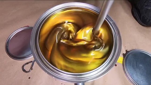 Mieszanie metalicznej złotej farby