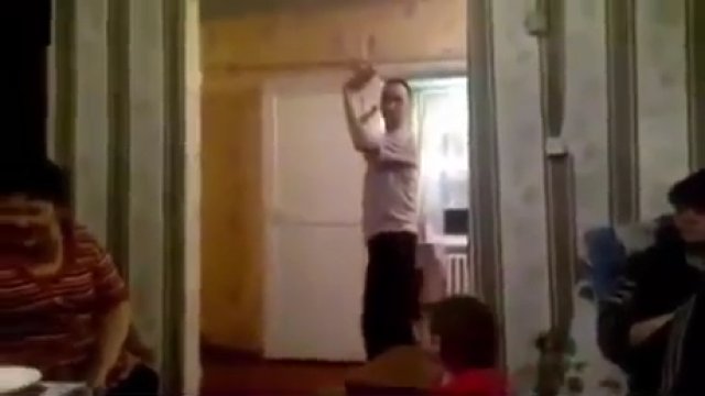 Tata ci pokaże, jak się robi salto