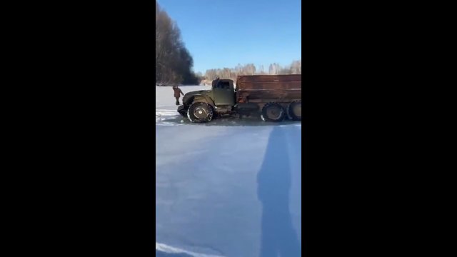 Ciężarówka łamie lód w zamarzniętym jeziorze i tonie