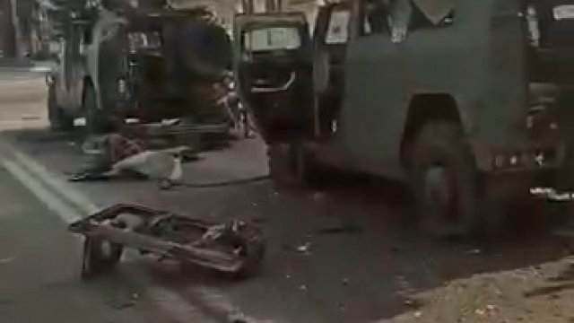 Charków. Ukraińcy rozbijają kolumnę okupantów na Alei Szewczenki.