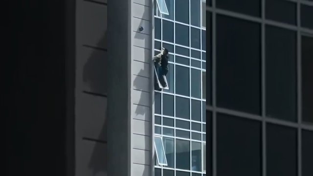 Mężczyzna ratuje dziewczynkę przed upadkiem z dziewiątego piętra [WIDEO]