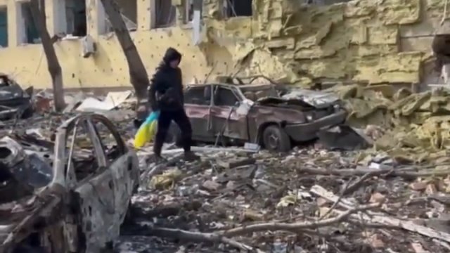 Krótki film pokazujący Mariupol, według autora 80% miasta jest zniszczone.