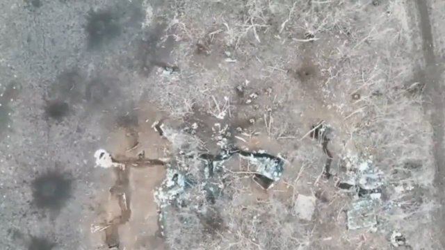 Granat zrzucony z drona bezpośrednio na rosyjskiego żołnierza