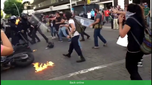 Meksykański policjant został podpalony podczas protestów w Guadalajarze.