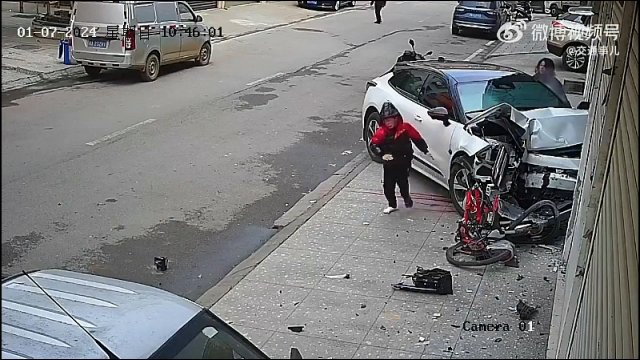 Kobieta pomyliła gaz z hamulcem i uderzyła w dzieciaka jadącego rowerem