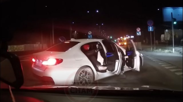 Ekipa z BMW w kominiarkach z baseballami zatrzymuje auto na drodze [WIDEO]