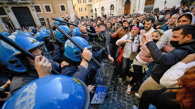 Włochy walka z bandytami którzy podnoszą na Żywicieli pałę