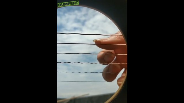Jak wyglądają struny podczas gry na gitarze?