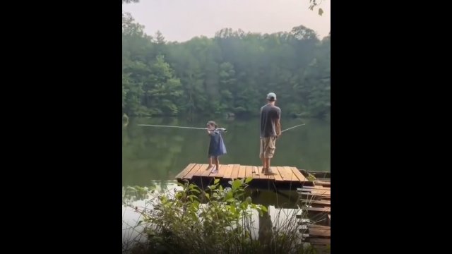 Z dzieckiem na rybach, czyli tata w opałach [WIDEO]