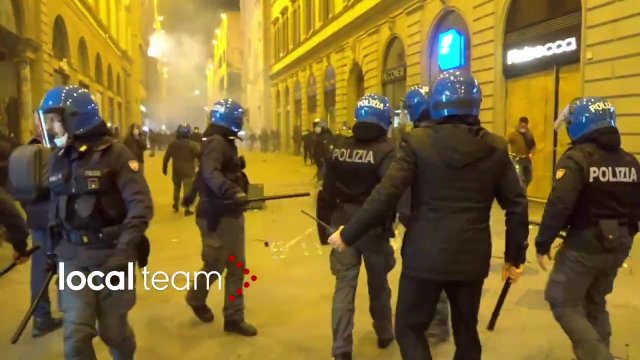 Włoski dowódca nakazuje odwrót i nie zezwala na konfrontację z protestującymi