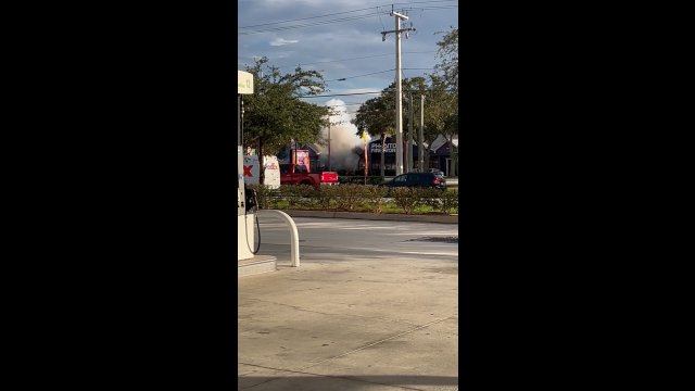 SUV wjechał w sklep z fajerwerkami na Florydzie, wywołując ogromny pożar