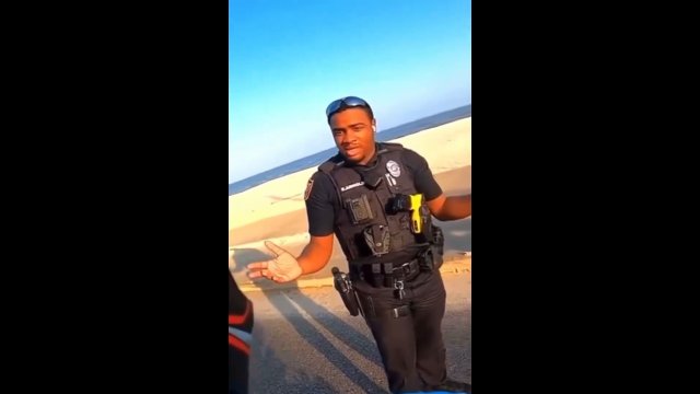 Wyluzowany policjant przypomniał motocykliście o ograniczeniu prędkości [WIDEO]