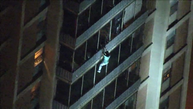 Chłopak wspiął się na płonący 19-piętrowy budynek, aby uratować matkę [WIDEO]