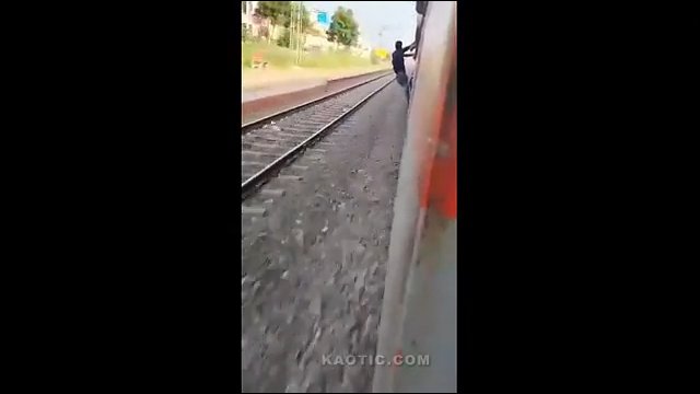 Mężczyzna wychylał się z jadącego pociągu. Po chwili uderzył w słup i upadł na ziemię