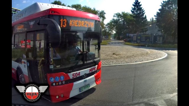 Kierowca MPK wyprzedza na czołówkę i blokuje rondo!