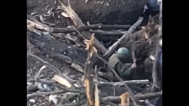 Co robi rosyjski żołnierz, gdy do okopu wleci mu dron kamikadze?