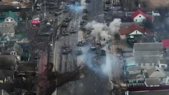 Materiał filmowy ukazujący zniszczenie kolumny rosyjskich czołgów przez siły ukraińskie
