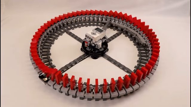 Niekończące się domino z klocków LEGO