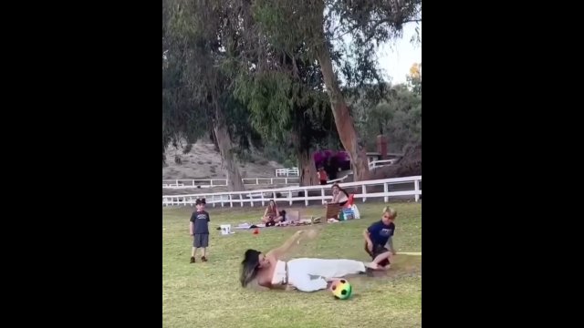 Kobieta grała w piłkę z dziećmi. Jeden z chłopców był bezlitosny