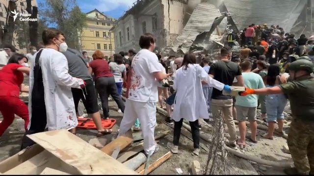 Lekarze pokryci krwią i cywile pomagają w akcji ratunkowej po uderzeniu rakiet w szpital w Kijowie