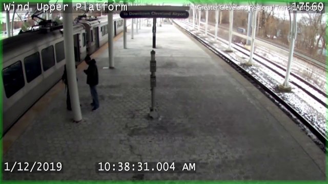 Zostawił niemowlę w pociągu i poszedł zapalić!