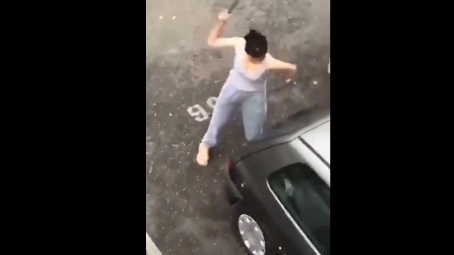 Kobieta wpada w furię i roztrzaskuje auto młotkiem
