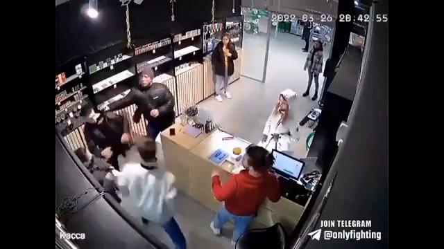 Wściekły klient zaatakował kasjera. Wyłapał za to porządne bęcki! [WIDEO]